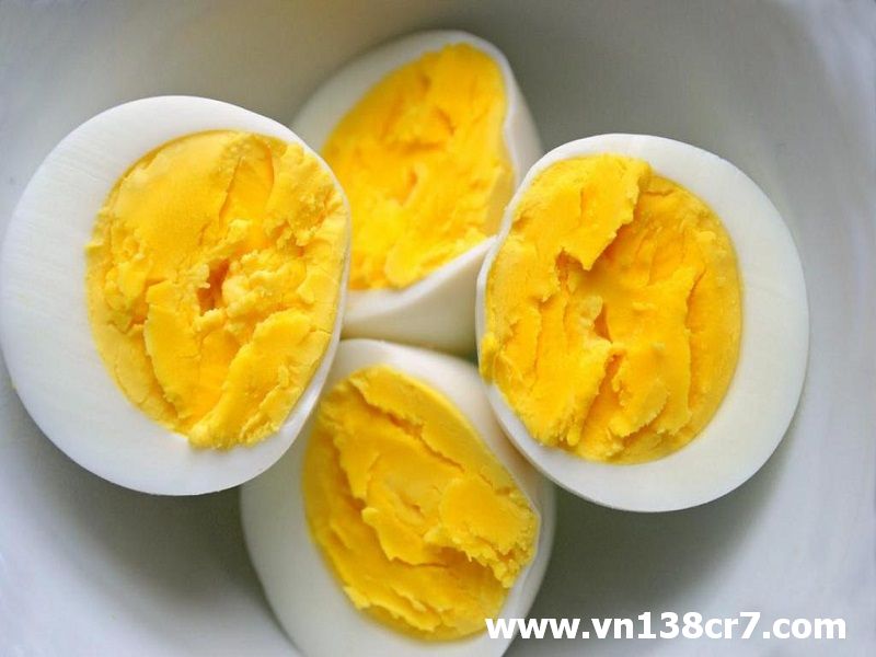 Cho gà ăn với lòng trứng đỏ chín là tốt nhất