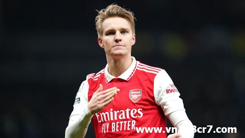 Martin Odegaard là tiền vệ xuất sắc nhất NHA