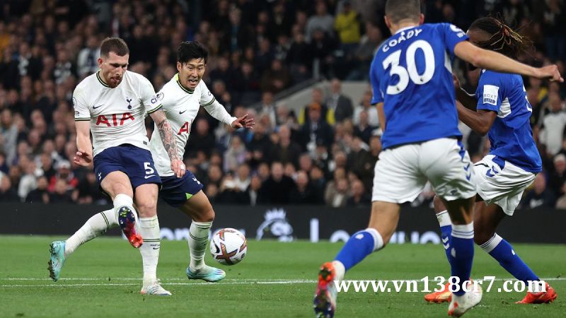 Everton vs Tottenham tranh chấp kịch liệt