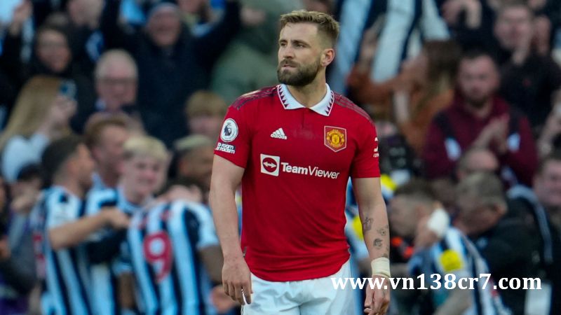 Luke Shaw ở lại MU