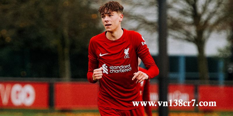 Luke Chambers ở lại The Reds