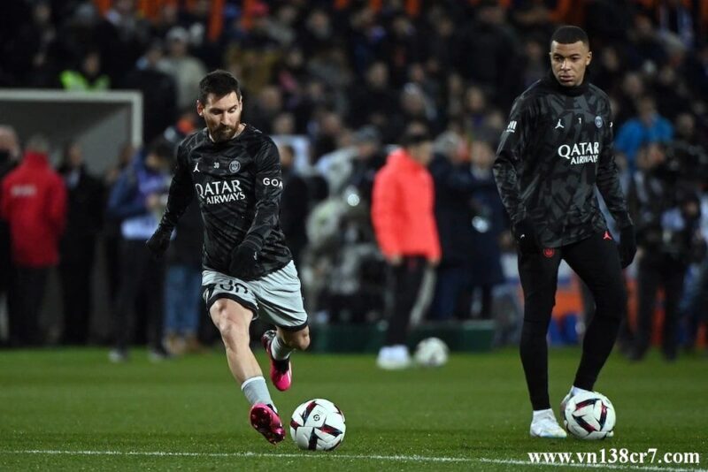Hai cầu thủ Messi và Mbappe trong công cuộc tranh giải Quả bóng vàng